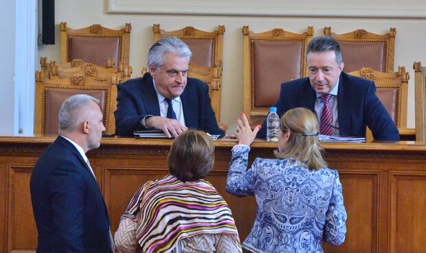 The day in 3 news: Parties launch gov’t talks, Bulgaria still lures investment: US report, Energy Holding management fired