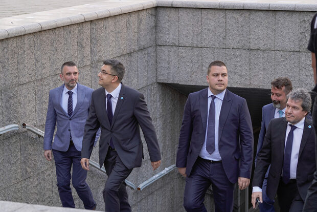 The day in 3 news: A new cabinet in the making, unemployment on the rise, electricity prices reach peak