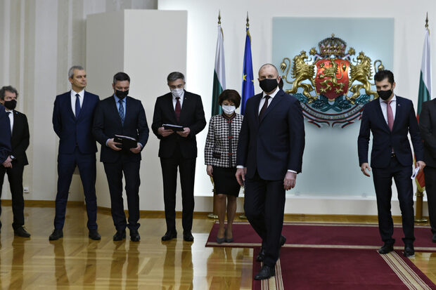 The day in 3 news: Radev sworn in for second term; UniCredit cuts Bulgaria’s GDP forecast to 3.6% in 2022; Four Bulgarian municipalities aim to be smart and green