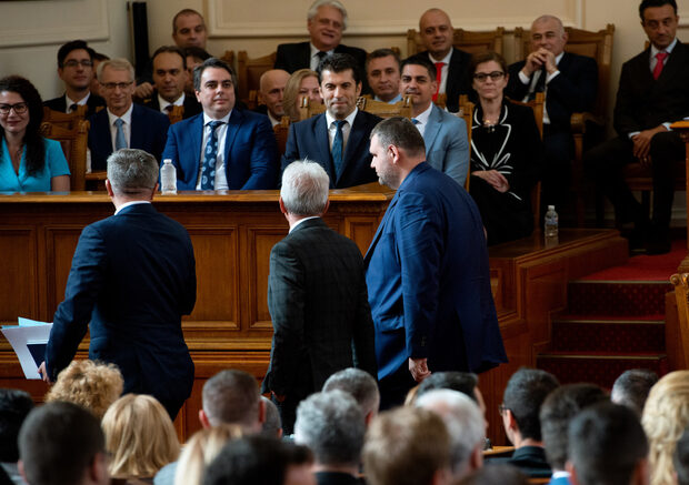Petkov’s gov’t falls after no-confidence vote