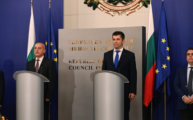 Day in 3 news: Radev’s cabinet blocks Bulgaria-Greece gas link; Petkov criticizes the caretaker gov’t’s actions; Russia expels 14 Bulgarian diplomats