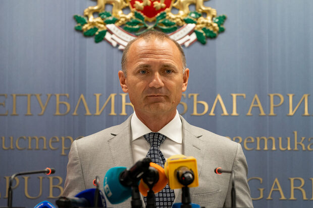 The day in 3 news: LNG gas tenders for November failed; President Radev calls for stable gov’t as talks begin; Kostadinov criticized for ejecting journalist