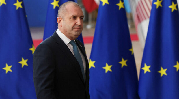 Day in 3 news: Radev changes tone on Ukraine NATO membership; Greece LNG terminal delayed; Brussels approves state aid for Bulgarian Posts