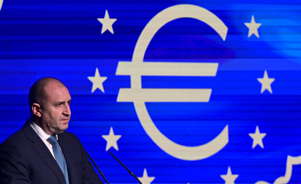 The day in 3 news: President vs Parliament over euro vote; Road marking tenders marred by corruption; Billa expands capacity