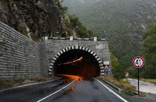 The Day in 3 news: Struma Highway to bypass Kresna Gorge; Popular euro endorsement grows; Number of domestic violence victims increases