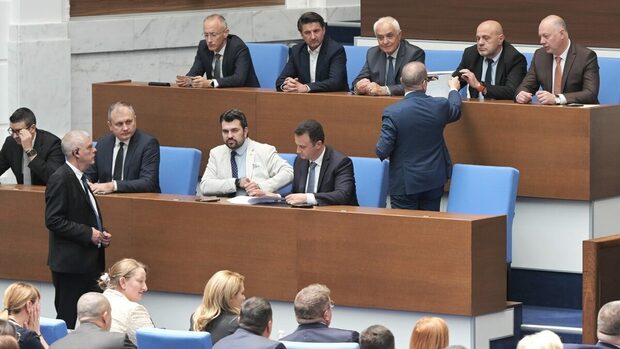 Day in 3 news: Third vote of no-confidence fails; Worker dies at Arsenal military plant: Topolofikatsia Sofia announces planned hot water breaks