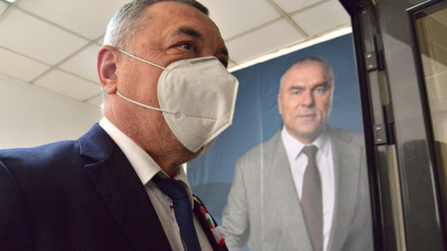 Valeri Simeonov from NFSB (left) next to a poster of his newfound coalition partner Vesselin Mareshki (right)