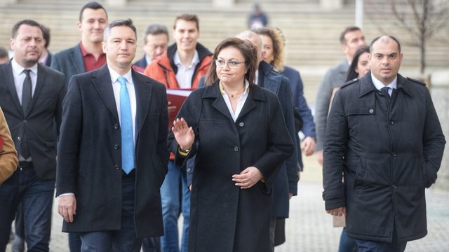 BSP under the leadership of Kornelia Ninova (middle) has one of the most diverging economic programs from the important parties