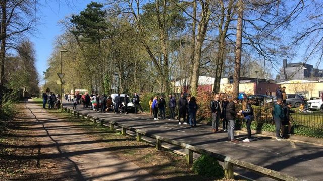 A kilometre-long voting line in Oxford, UK. Bulgarians in Western Europe and the USA voted en masse in the 4 April elections.