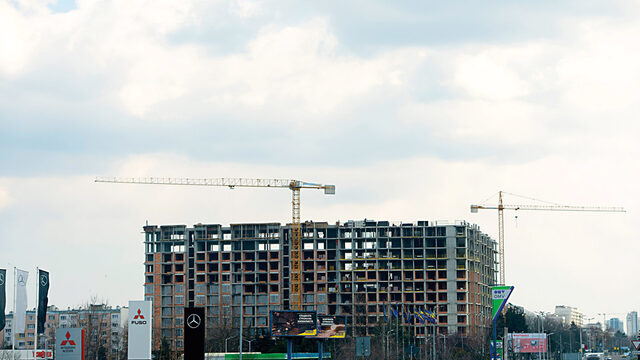 New projects are already under construction in the vacant sections adjacent to Izgrev and Slaveykov.
