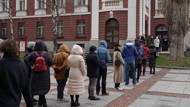 Despite the unprecedentedly high prices, the tickets for the performance ran out quickly and caused queues before the National Theatre