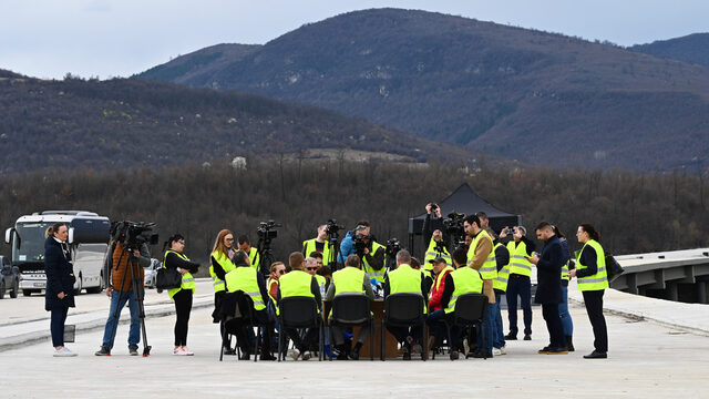 Just after being released on bail, Veliko Zhelev brought a group of journalists for an "inspection" of one of the Hemus highway section in order to dispel claims that Hidrostroy is not fulfilling its construction obligations under the state contracts