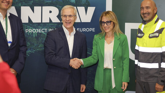 Celebrating the construction start of the ANRAV.beta pilot plant – from left to right: Member of the Heidelberg Materials Managing Board Ernest Jelito, Minister Milena Stoycheva, Antonio Clausi (Director Global Competence Center Cement).