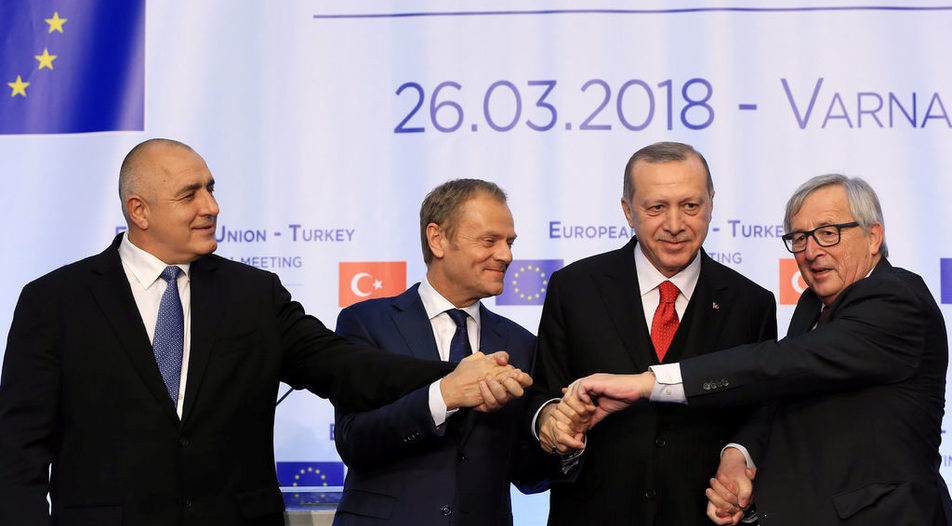 Bulgarian PM Boyko Borissov encourages handshake between EU president Donald Tusk, Turkish president Recep Erdogan and the European Commission's president Jean-Claude Juncker