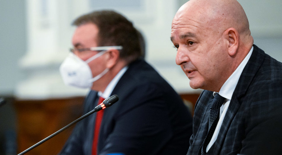 Chief of the Covid-19 crisis response committee Ventsislav Mutafchisky (right) warned hospital directors to prepare for a new upsurge of infections in the coming weeks