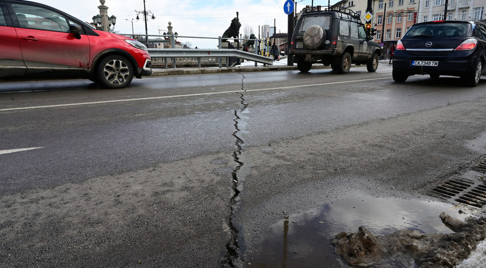 "Cracks" is the word of the day in Bulgaria today