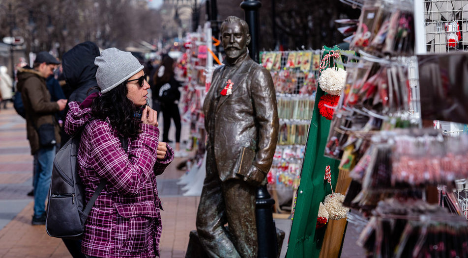 The statue of Bulgaria satirist and politician Aleko Konstantinov got a martenitsa for the traditional Baba Marta holiday celebrated in the country on 1 March