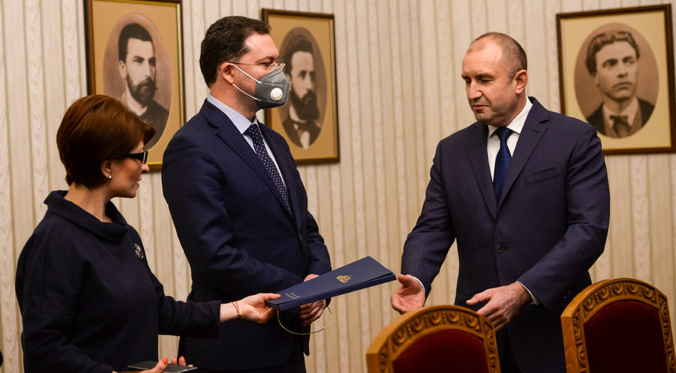Daniel Mitov (in the middle) received the mandate to form a government from President Rumen Radev (right) on Monday