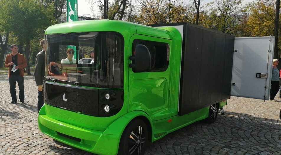 Sin Cars e-lorry with solar panels delivering 20 percent of its energy in sunny weather