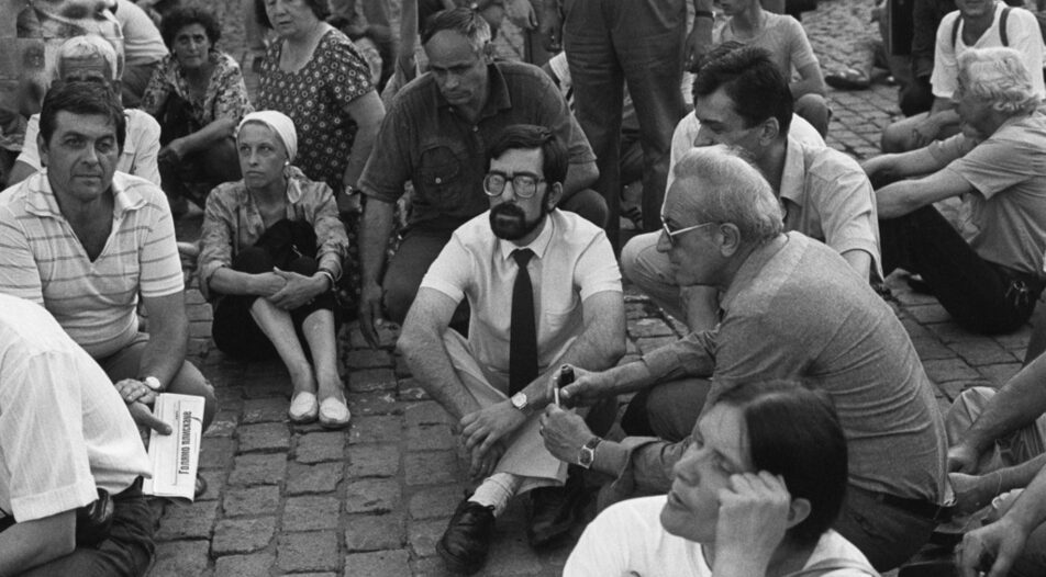 Philip Dimitrov (in the middle with the glasses) before he became the first post-communist PM of a country ridden with problems