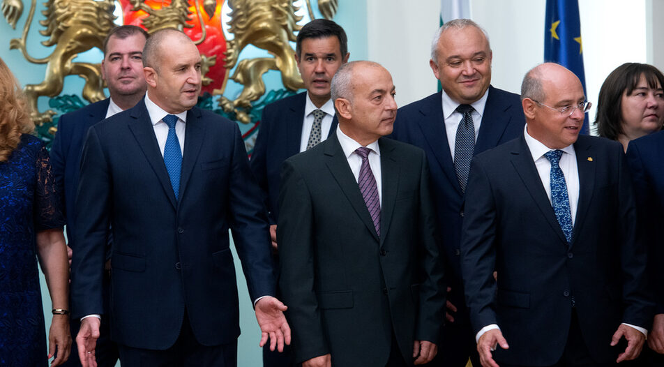 Returning to Gazprom's deliveries, however, has many risks that should be carefully assessed by President Rumen Radev (left) and PM Galab Donev (center)