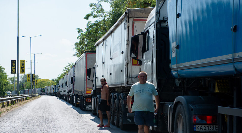 The queue of trucks on the Danube bridge near Ruse runs for 20 kilometers.