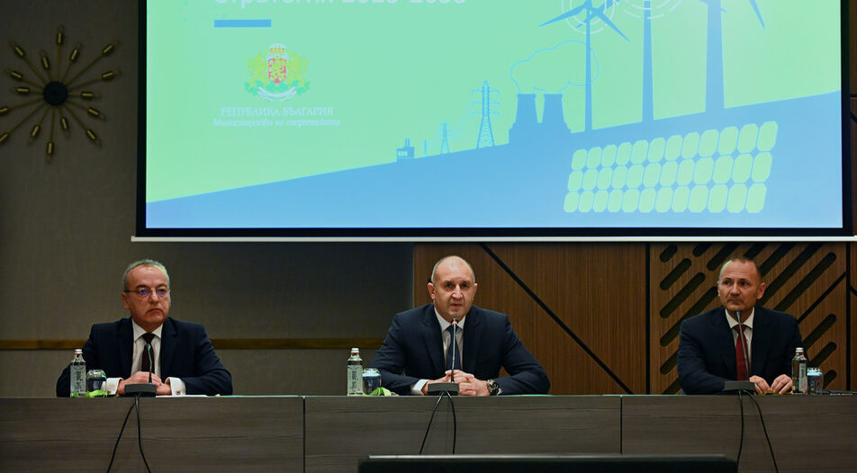 PM Galab Donev (left), President Rumen Radev (center) and Energy Minister Rossen Hristov during the presentation of the strategy