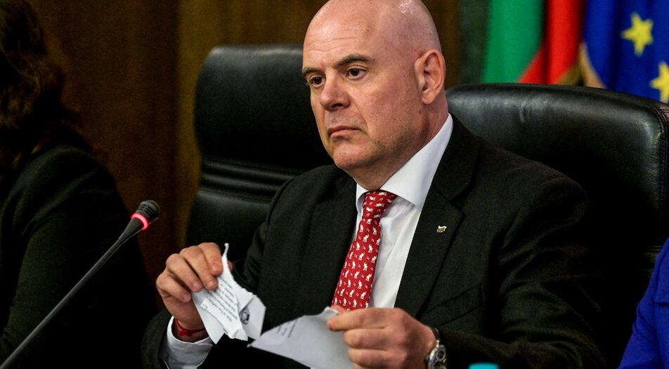 Ivan Geshev theatrically cutting his resignation letter into pieces on Monday